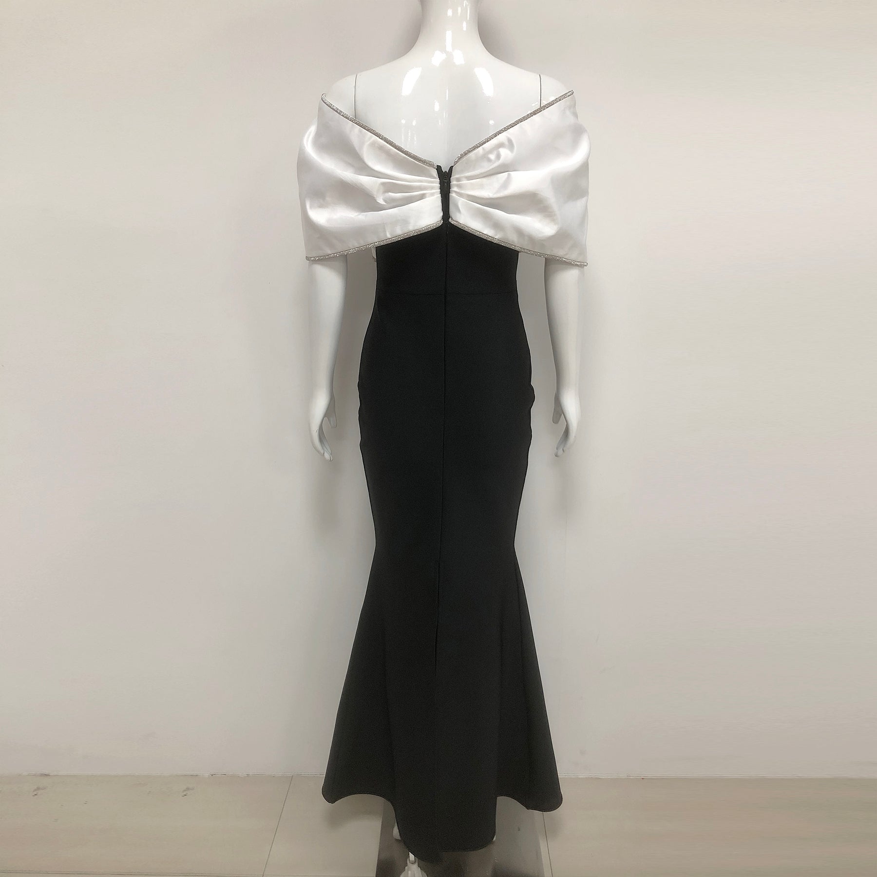 Sophisticated City Allure Evening Dress – Silhouette